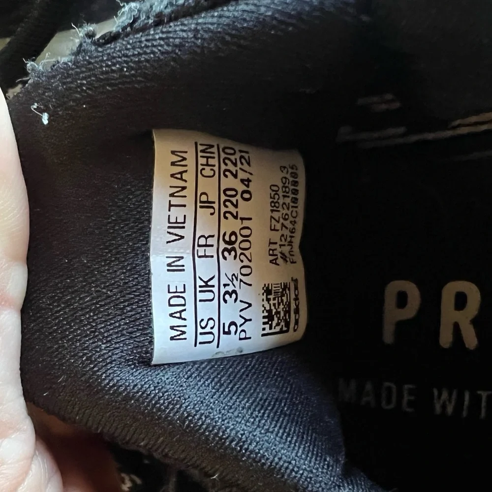Adidas Ultraboost, Size 5 - Picture 3 of 4